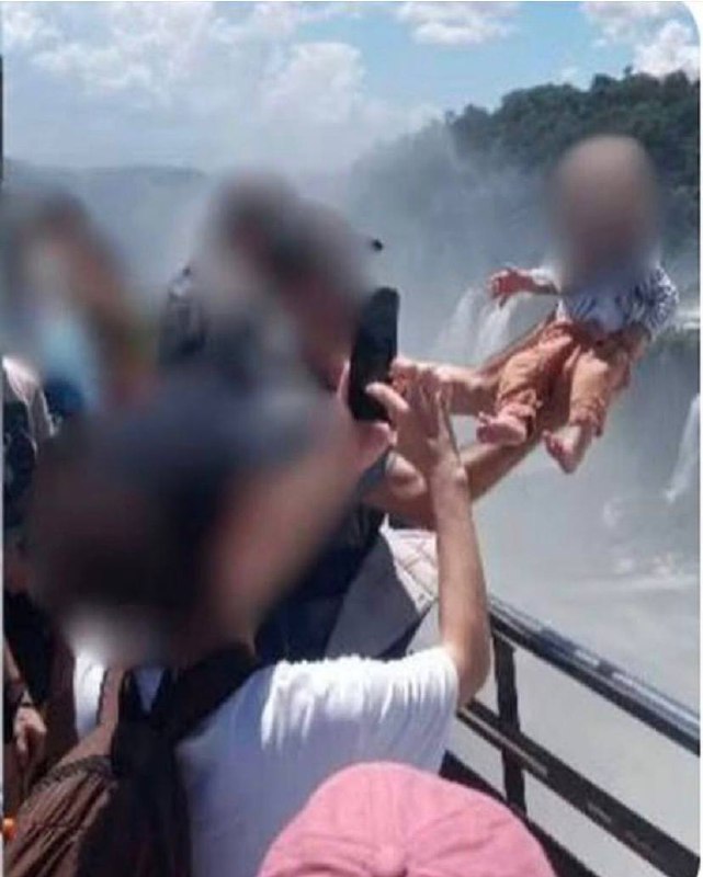 🚨 IRRESPONSABILIDADE: homem expõe criança ao perigo de queda nas Cataratas do Iguaçu 🚨
