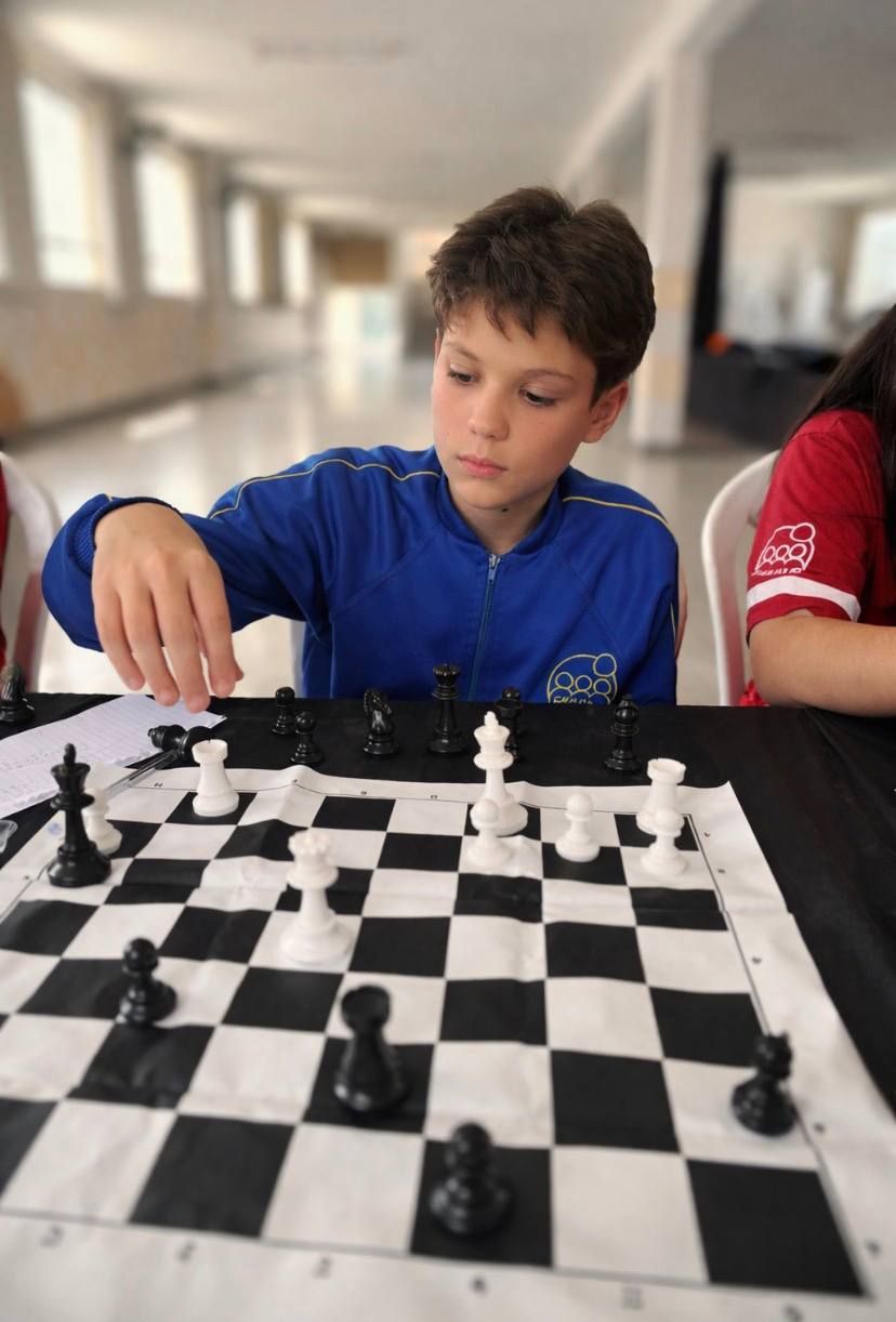 Aula extracurricular de Xadrez é sucesso no Instituto Educacional Emmanuel
O Instituto Educacional Emmanuel segue mostrando que educação de qualidade vai muito além da sala de aula. Com dedicação ímpar aos nossos filhos, a escola atende desde os 4 meses até o 9º Ano, sempre com cuidado, compromisso e propósito claro.
Entre as atividades extracurriculares que encantam os alunos está a aula de Xadrez, ministrada pelo excelente Professor Cristian. As crianças amam compreender o jogo, organizar estratégias e estudar os lances dos adversários. Cada partida é um novo desafio.
E os resultados vão muito além do tabuleiro. O Xadrez tem contribuído diretamente para o desenvolvimento da concentração, da tomada de decisões, da organização e da disciplina. É aprendizado que se reflete dentro e fora da escola.
Parabéns ao Instituto pela clareza de ideias e pelos objetivos consolidados junto às famílias. Educação se constrói com visão, responsabilidade e amor pelo que se faz. ♟️👏
