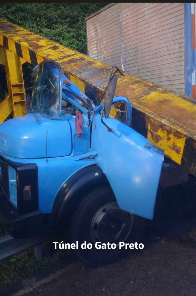 Caminhão derruba limitador de altura no Túnel do Gato Preto
