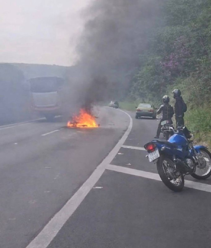 Moto pega fogo na manhã desta terça-feira na Anhanguera em Cajamar
