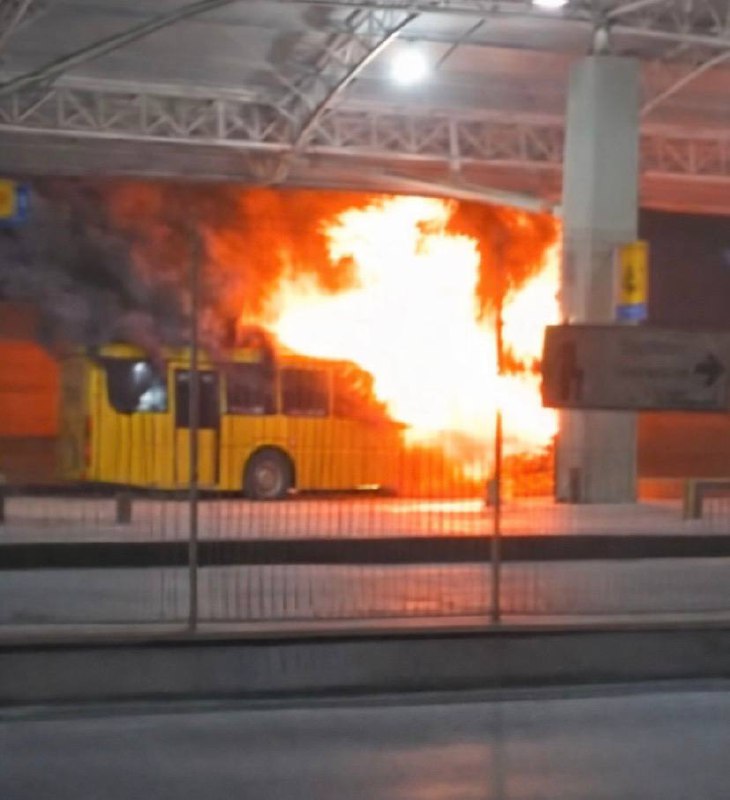 Ônibus foi destruído pelo fogo em Jundiaí
