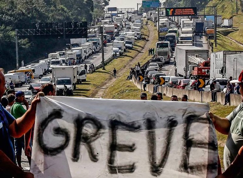 Caminhoneiros podem parar o Brasil ainda nesta semana por causa do aumento exagerado do óleo diesel 🚛💸