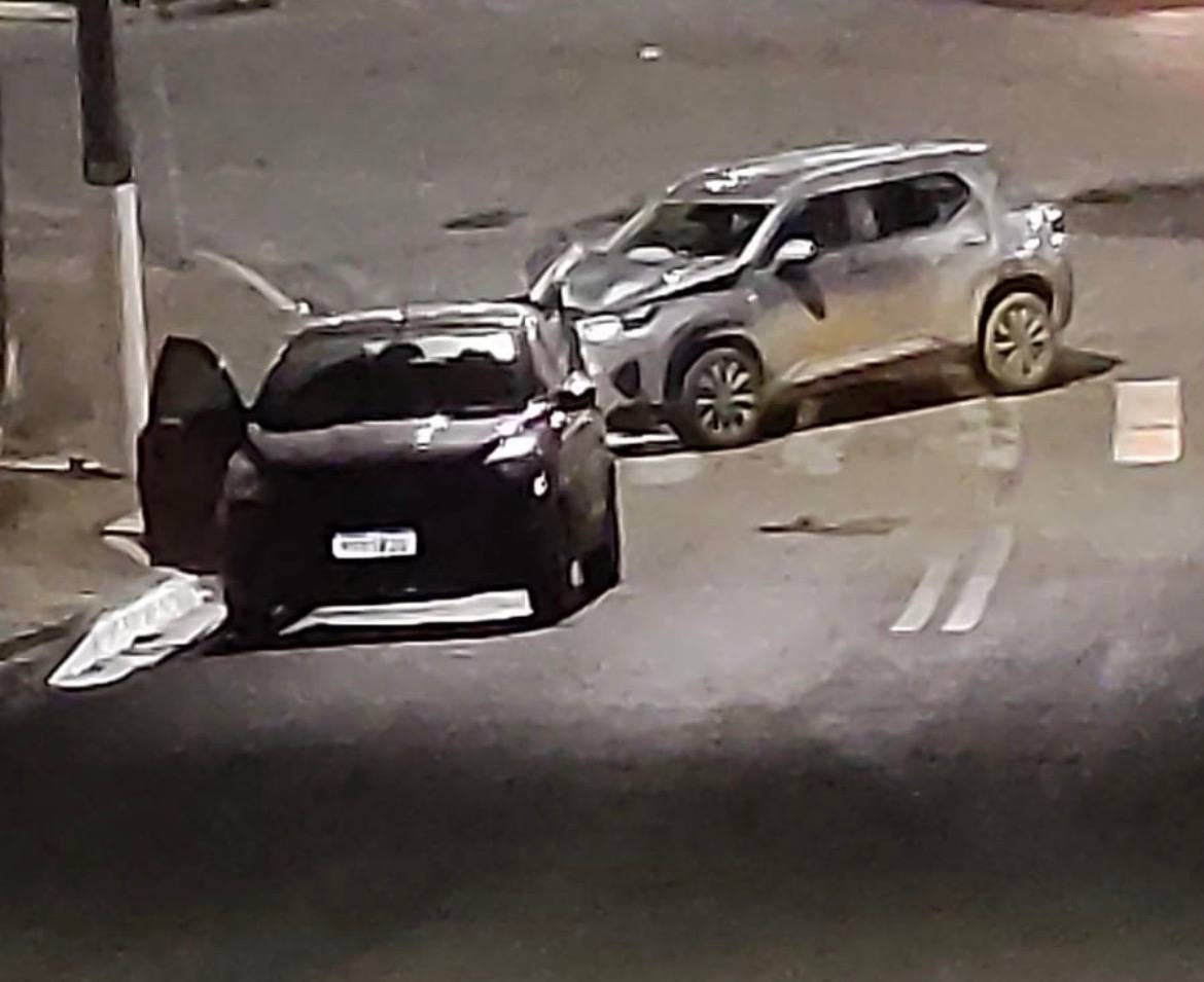 Acidente entre carros 🚘 na Avenida Tenente Marques