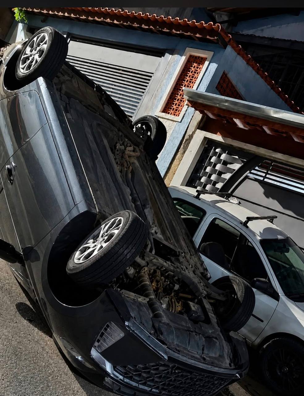 🚨 Carro capota após colisão no Polvilho
