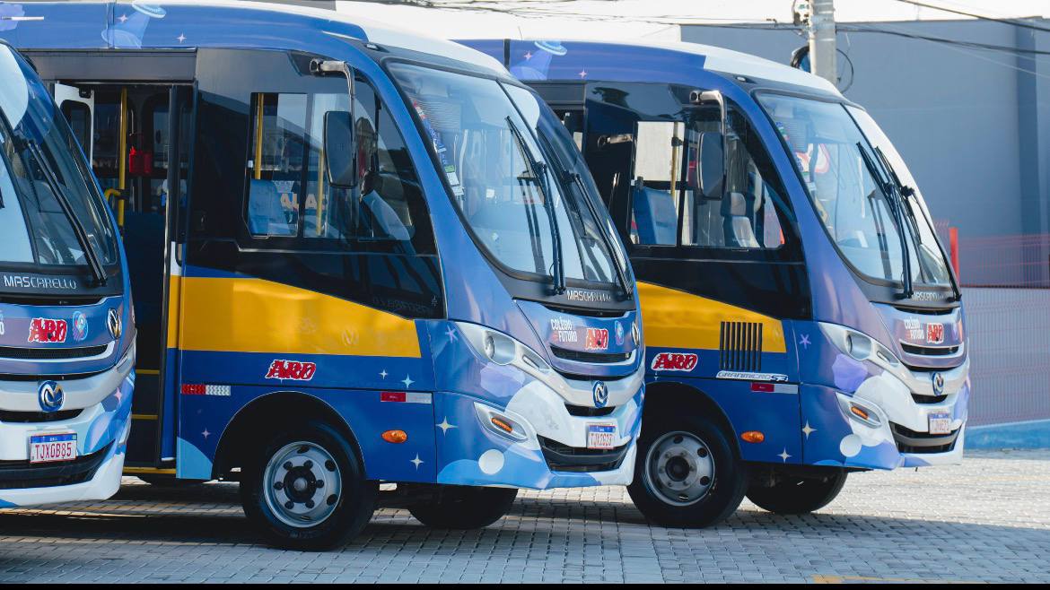 *Cajamar entrega 20 novos ônibus escolares para reforçar o transporte dos alunos do Colégio do Futuro*