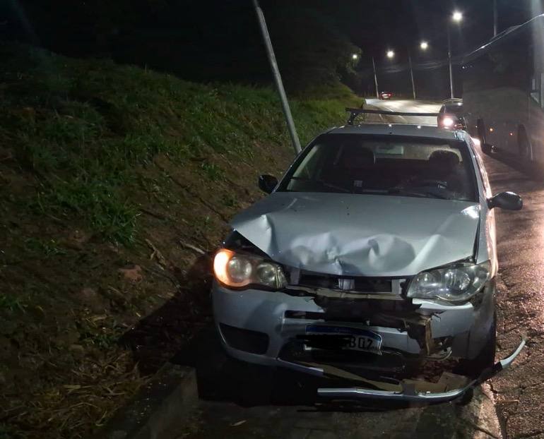 Condutor perde direção e bate carro na Avenida João Abdala
