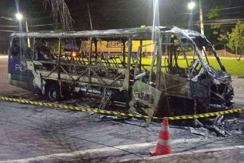Ônibus foi destruído pelo fogo em Cajamar; felizmente sem feridos
