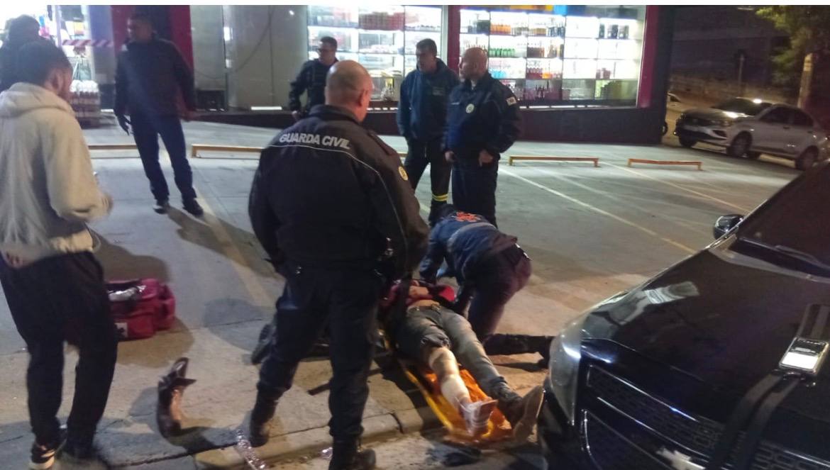 Acidente entre ciclista motorizado e carro na Avenida Tenente Marques