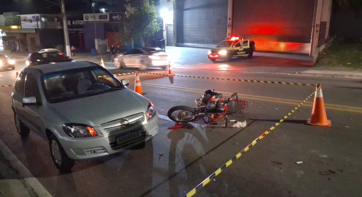 Acidente entre moto e carro na Avenida Tenente Marques