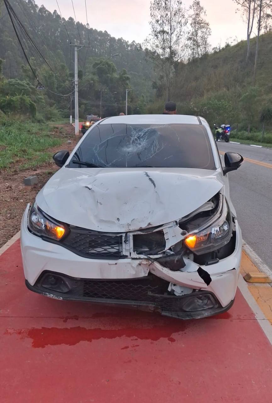 Colisão entre moto e carro na Avenida Prefeito Juvenal Ferreira dos Santos