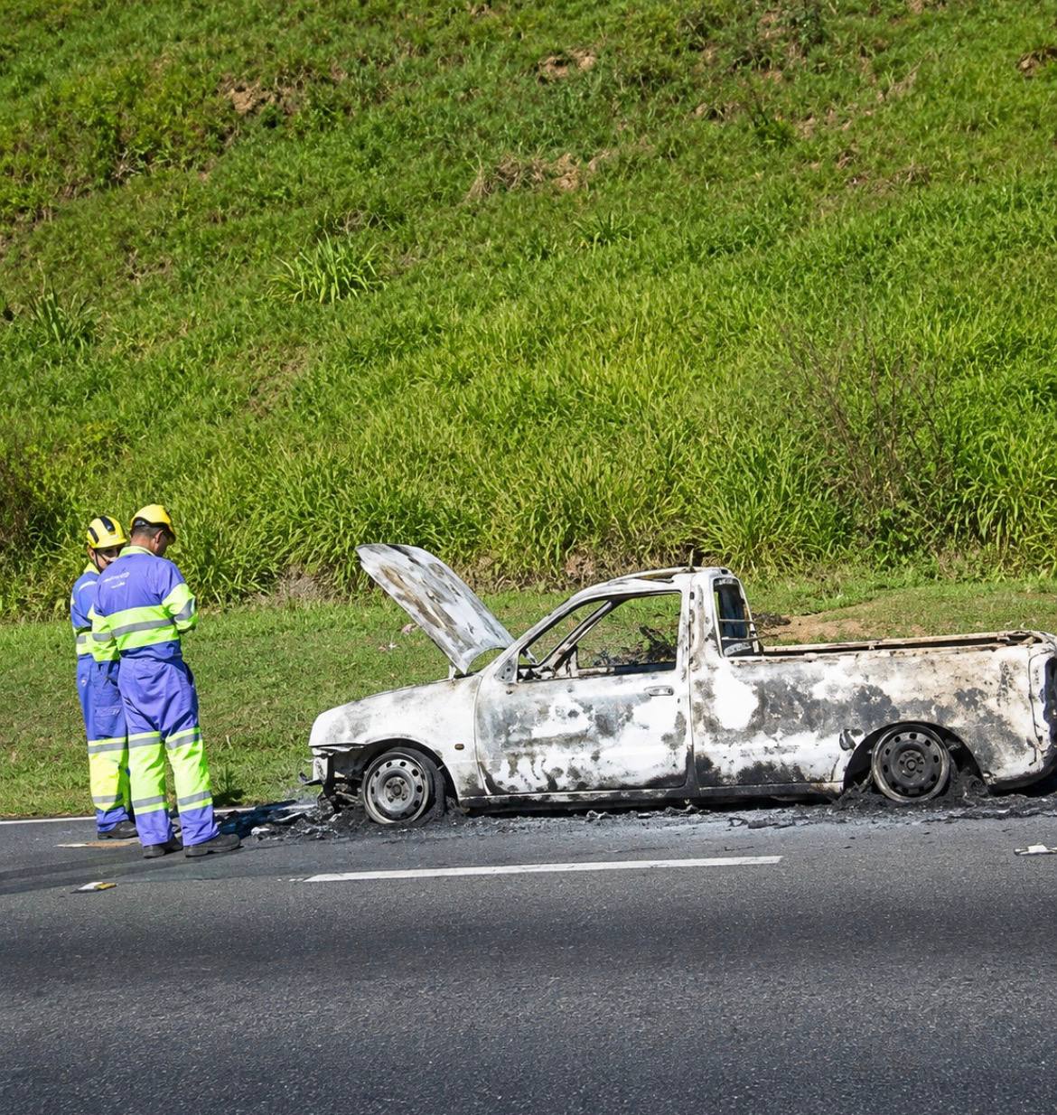 Carro pega fogo na Anhanguera
