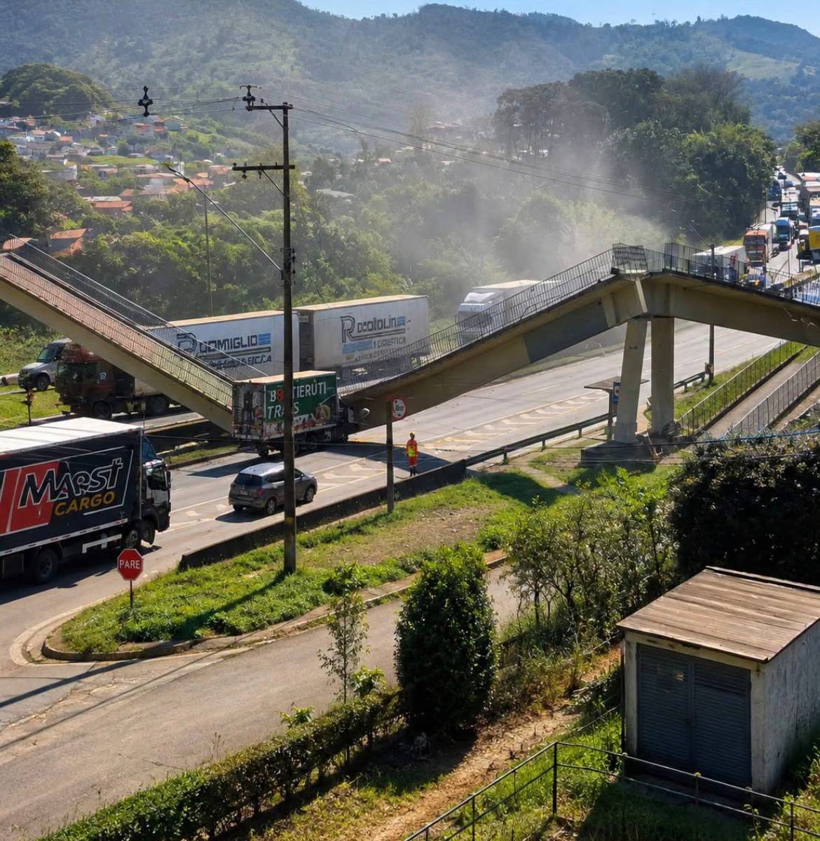 Caminhão derruba passarela na Rodovia Fernão Dias